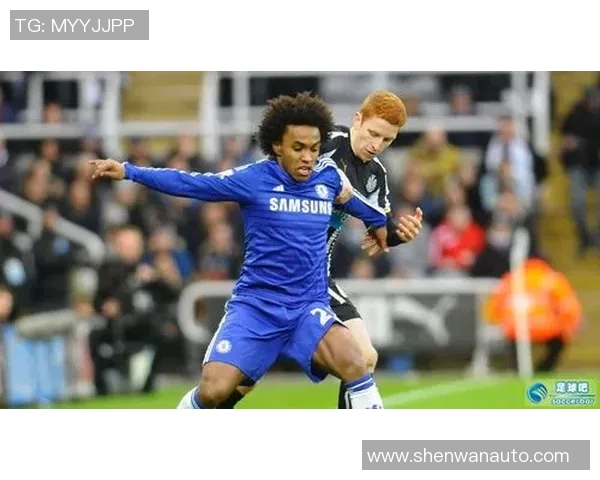 足球球星激情拥吻瞬间引发网友热议掀起体育圈情感话题讨论 足球球星激情拥吻瞬间引发网友热议掀起体育圈情感话题讨论